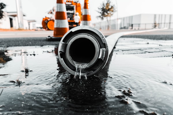 Emergency plumbing - water flowing from pipe
